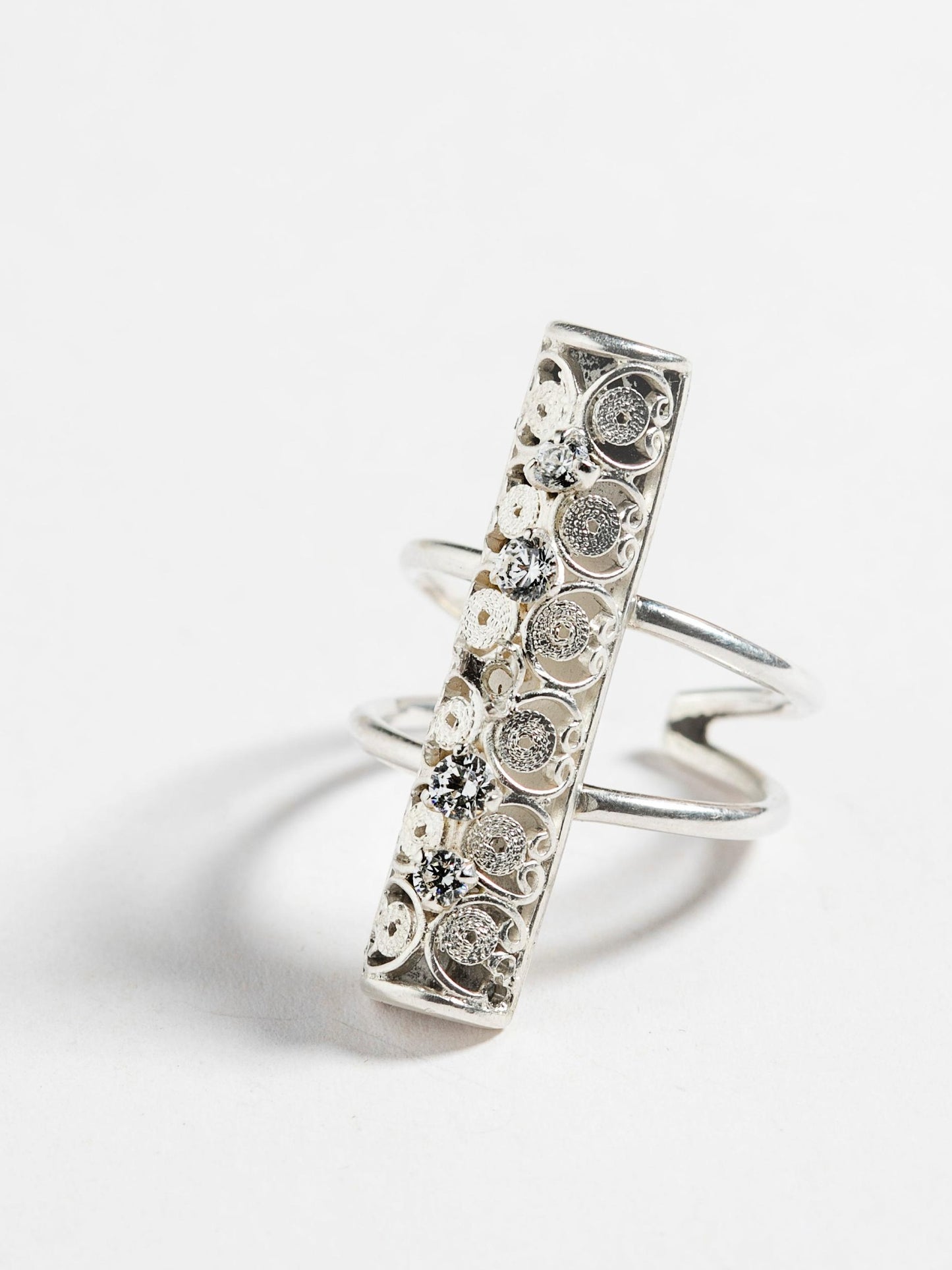 Anillo con detalle de filigrana