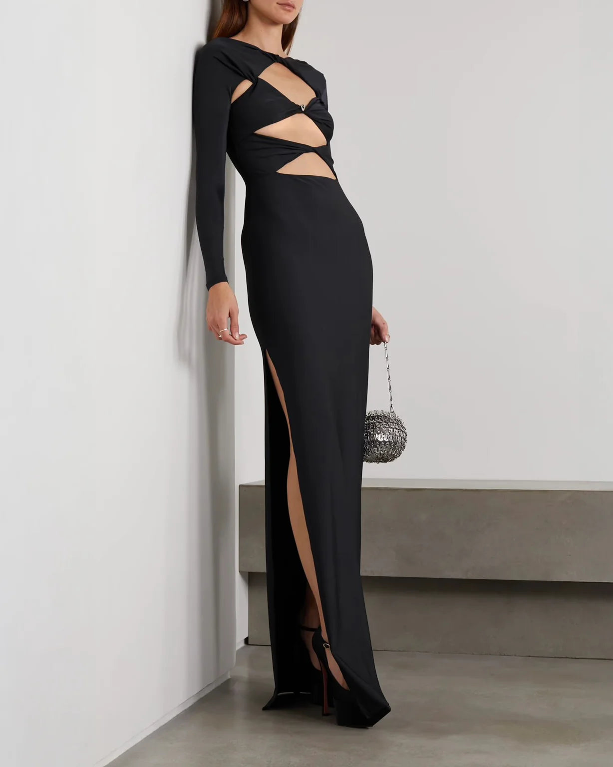 Vestido maxi de jersey elástico con recortes y detalles adornados.