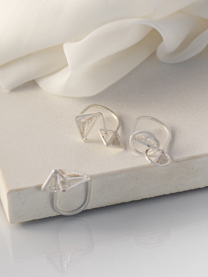 Anillo Abrazo Triangulo